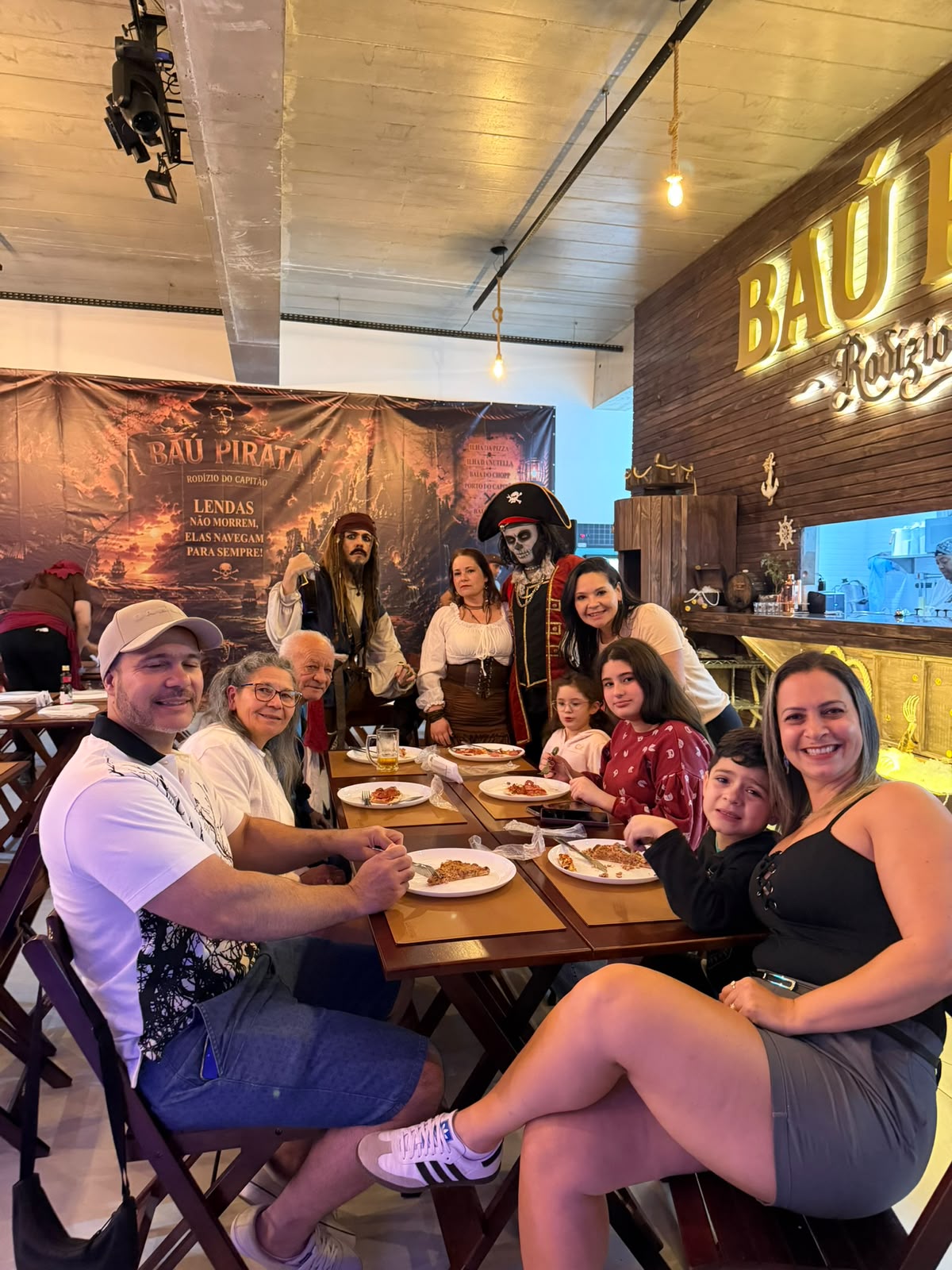 Família reunida com personagens piratas no Baú Pirata