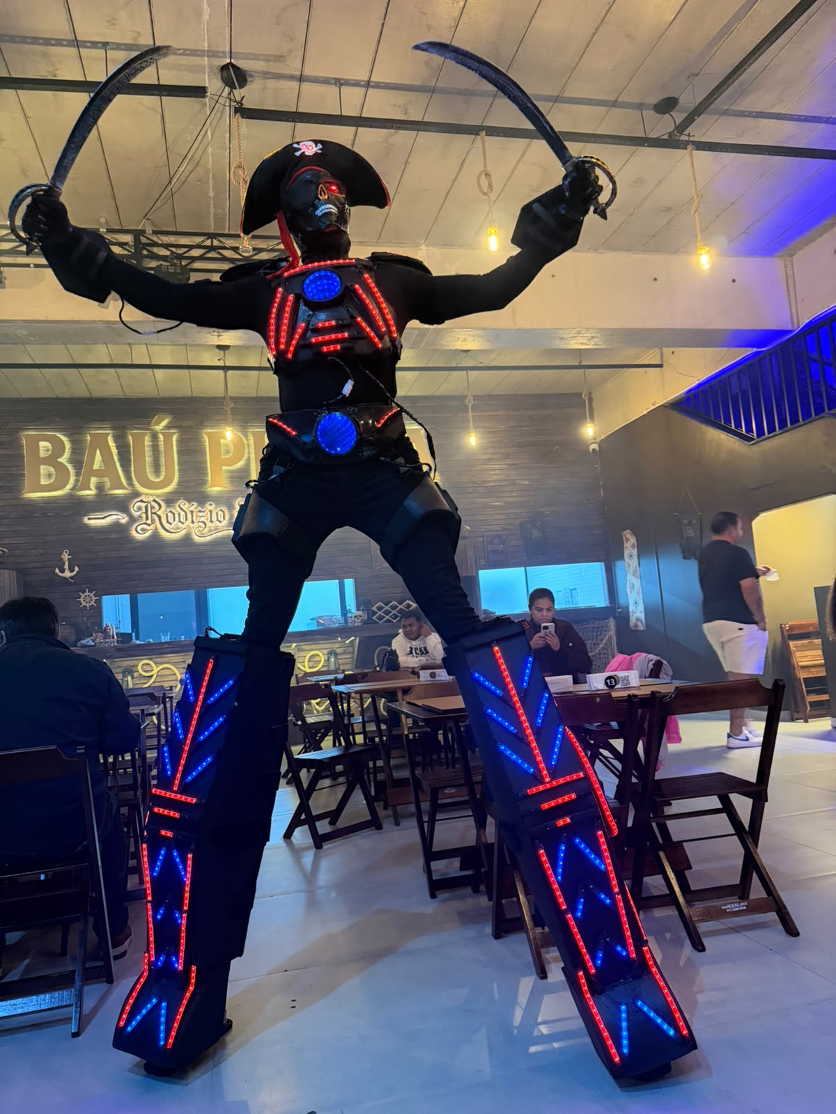 Robô Pirata iluminado durante atração no salão